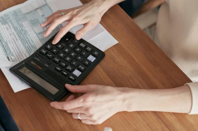Allégez vos charges et simplifiez vos finances grâce au regroupement de crédit